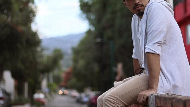 joven hipster en las calles de la colonia
