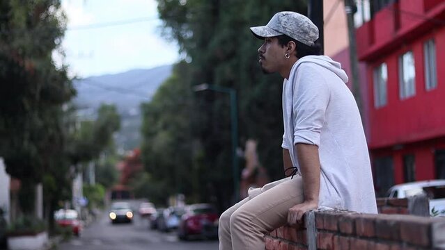 joven hipster en las calles de la colonia