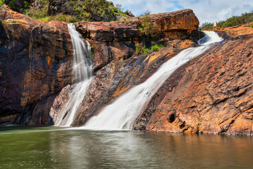 Serpentine Falls is one of Perth’s best waterfalls and is stunning, with ancient landforms, woodlands, and the Serpentine River valley gorge crossing through it