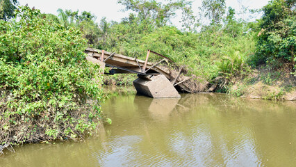 Puente destruido por el tiempo y la naturaleza.