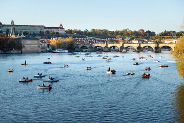 Sporty wodne na rzece przy Moście Karola w Pradze - obrazy, fototapety, plakaty