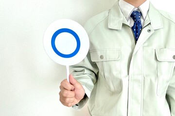 丸の判定を出す男性作業員　OK