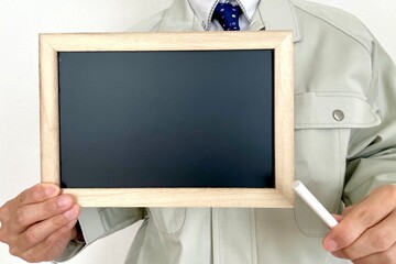 黒板をもつ男性作業員　メッセージボード