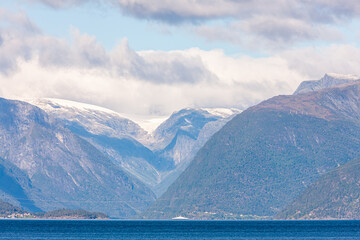 Fototapeta na wymiar Dragsvik in Norwegen mit Bergpanorama.