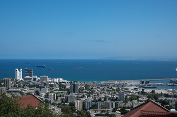 Obraz premium View of the port of the city of Haifa from the side of the sculpture park.