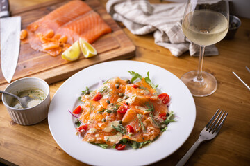 sliced and smoked salmon salada with white wine