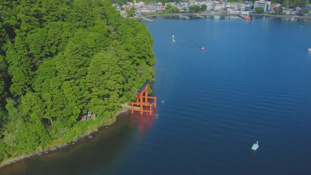 夏の芦ノ湖、快晴の箱根神社上空にて、平和の鳥居を見下ろすドローン映像　４K　スローモーション