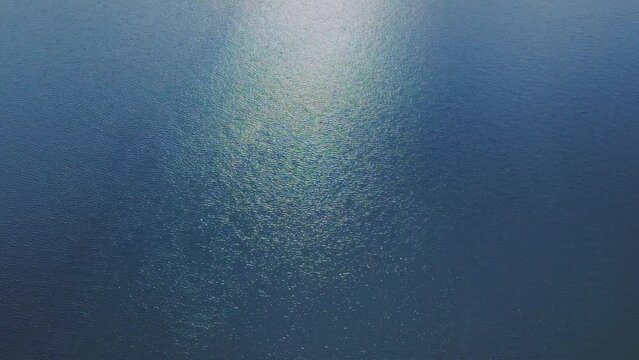 ドローン映像　煌めく水面と深いブルー　湖　芦ノ湖　4K　UHD