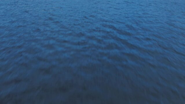 ドローン映像　煌めく水面と深いブルー　湖　芦ノ湖　4K　UHD