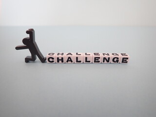 challengeチャレンジの単語と頑張るポーズをとる人影