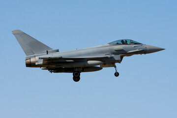 Fototapeta na wymiar Avión militar de combate, caza con planos canard Eurofighter
