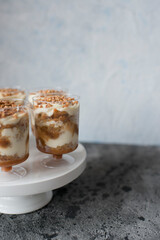 Baking with caramel in a cup