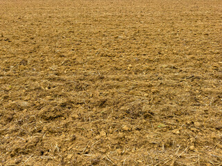 Gepflügtes Feld im Herbst