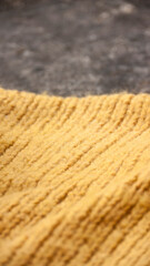Borde de jersey de lana amarilla - obrazy, fototapety, plakaty