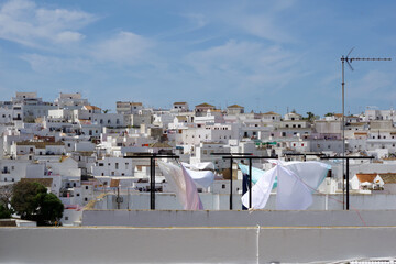 Draps flottant face aux toits blancs de Vejer de la Frontera
