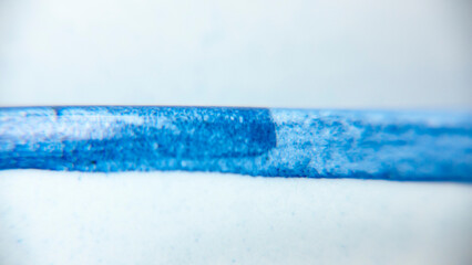 Platos apilados blancos con borde azul