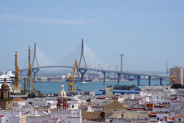 Pont sur le port industriel de Cadix