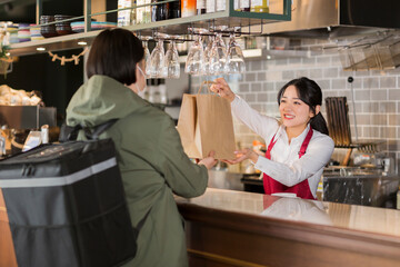 飲食店 デリバリー 配達員