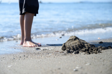 夏の終わりを感じさせる　海での砂遊び