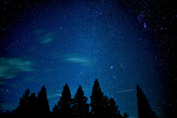 Fototapeta premium 流れ星と星空と飛行機