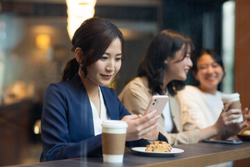 カフェで過ごす若い女性 ビジネスウーマン