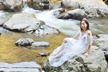 渓谷の中の女性