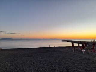 Tramonto a Cecina. In questo luogo incantato della Toscana Il sole si addormenta. La natura si riposa. Il silenzio regna. Pace e tranquillità. E il ciclo della vita continua. Dall'alba al tramonto 