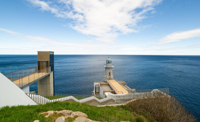 Faro en la costa de Bizkaia en un día soleado de verano