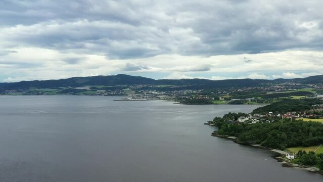 survol du fjord de Trondheim et Ch&acirc;teau de Steinvikholm (Trondheimsfjord)