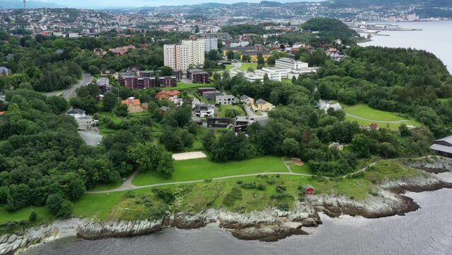 survol du fjord de Trondheim et Ch&acirc;teau de Steinvikholm (Trondheimsfjord)