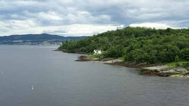 survol du fjord de Trondheim et Ch&acirc;teau de Steinvikholm (Trondheimsfjord)