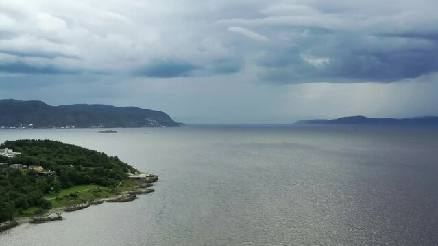 survol du fjord de Trondheim et Ch&acirc;teau de Steinvikholm (Trondheimsfjord)