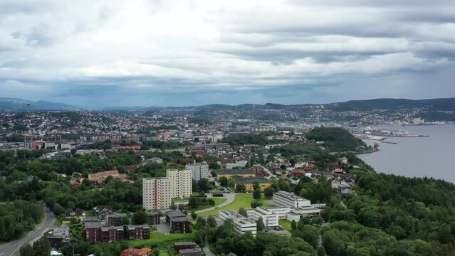 survol du fjord de Trondheim et Ch&acirc;teau de Steinvikholm (Trondheimsfjord)
