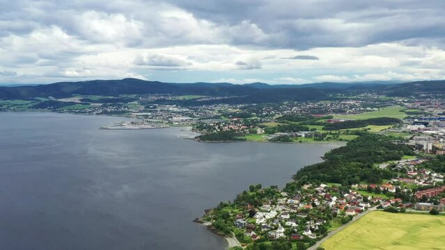 survol du fjord de Trondheim et Ch&acirc;teau de Steinvikholm (Trondheimsfjord)