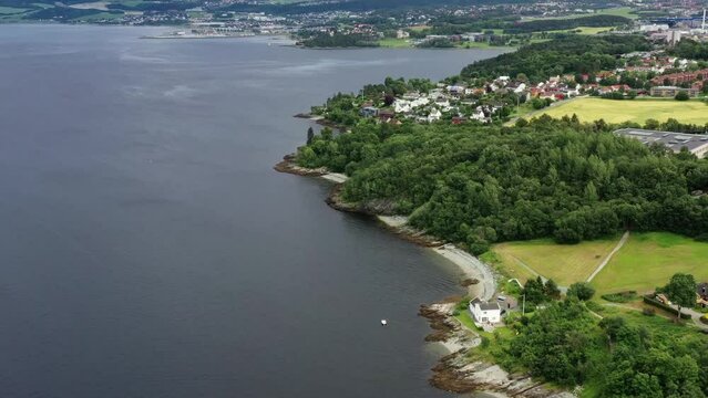 survol du fjord de Trondheim et Ch&acirc;teau de Steinvikholm (Trondheimsfjord)