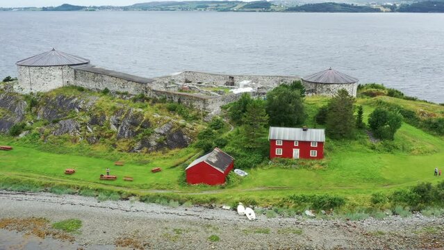 survol du fjord de Trondheim et Ch&acirc;teau de Steinvikholm (Trondheimsfjord)