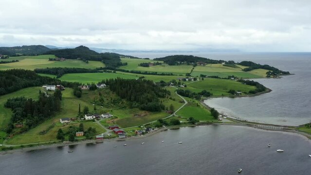 survol du fjord de Trondheim et Ch&acirc;teau de Steinvikholm (Trondheimsfjord)