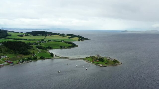 survol du fjord de Trondheim et Ch&acirc;teau de Steinvikholm (Trondheimsfjord)