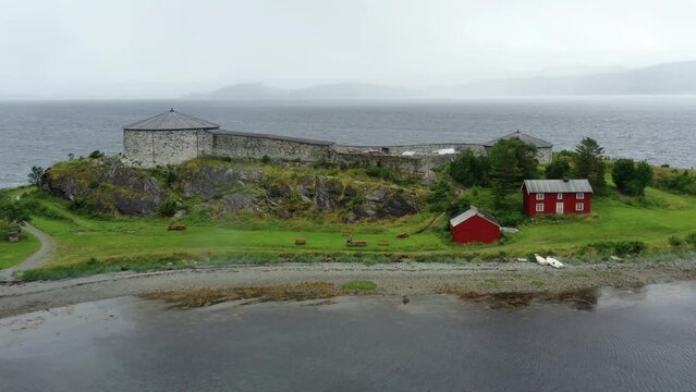 survol du fjord de Trondheim et Ch&acirc;teau de Steinvikholm (Trondheimsfjord)