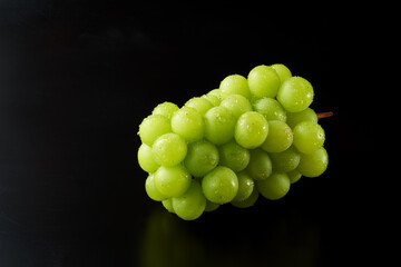 マスカット（葡萄）を黒背景で
