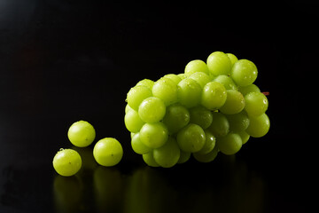 マスカット（葡萄）を黒背景で