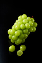 マスカット（葡萄）を黒背景で