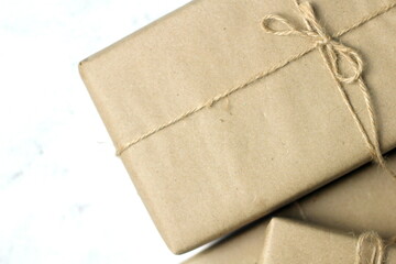 Gift boxes wrapped in brown recycled paper on the table, new year gifts, birthday gifts, brown paper, environmentally friendly paper, eco paper