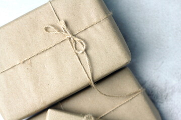 Gift boxes wrapped in brown recycled paper on the table, new year gifts, birthday gifts, brown paper, environmentally friendly paper, eco paper