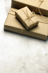 Gift boxes wrapped in brown recycled paper on the table, new year gifts, birthday gifts, brown paper, environmentally friendly paper, eco paper
