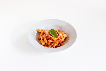 Fettuccine al ragù, Fettuccine, ragù, basilico, sugo, passata di pomodoro, passata, carne, tritato, uova, farina, pasta all'uovo, fatto in casa, manzo, pomodoro, bianco, isolato, sfondo, alimento, pas