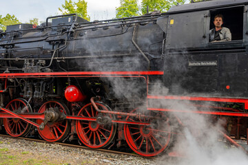 Dampflokomotive mit Lokführer