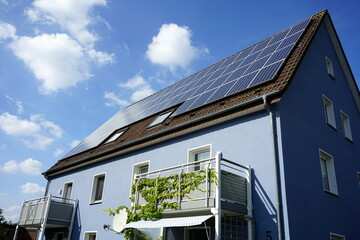 Sanierter Altbau mit Photovoltaik für Solarenergie im Sommer bei Sonnenschein in einer Wohnsiedlung in Oerlinghausen bei Bielefeld am Hermannsweg im Teutoburger Wald in Ostwestfalen-Lippe