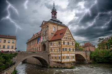 Das Bamberger Rathaus in der historischen Altstadt von Bamberg auf einer Insel im Fluß Regnitz bei...