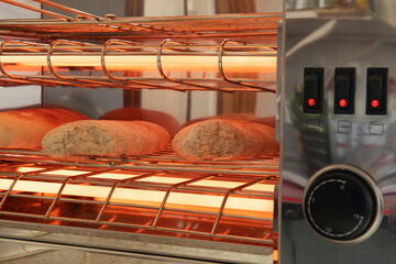 Panes dentro de la tostadora encendida